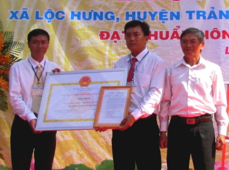 Lộc Hưng đón bằng công nhận xã đạt chuẩn nông thôn mới 